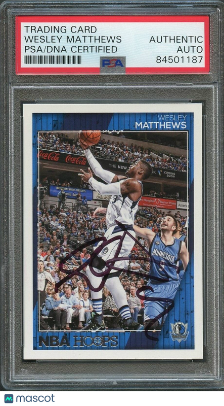 2016-17 NBA Hoops #211 Wesley Matthews Signed Card AUTO PSA Slabbed Mavericks