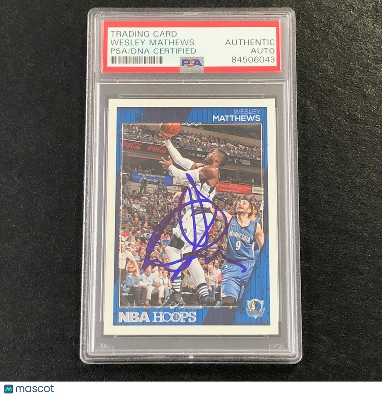 2016-17 NBA Hoops #211 Wesley Matthews Signed Card AUTO PSA Slabbed Mavericks