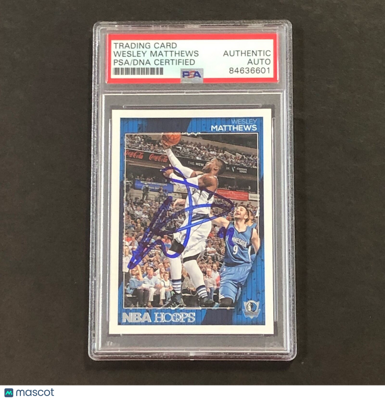 2016-17 NBA Hoops #211 Wesley Matthews Signed Card AUTO PSA Slabbed Mavericks