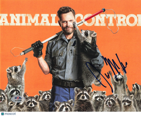 Joel McHale Signed 8x10 Photo PSA Autographed