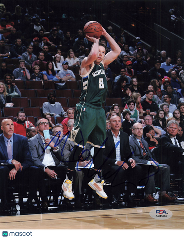 Matthew Dellavedova Milwaukee Bucks Signed Basketball 8x10 Photo PSA