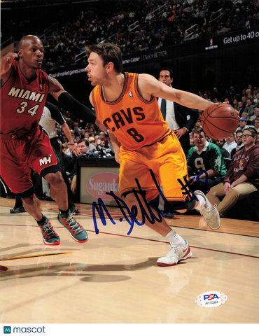Matthew Dellavedova Cleveland Cavaliers Signed Basketball 8x10 Photo PSA
