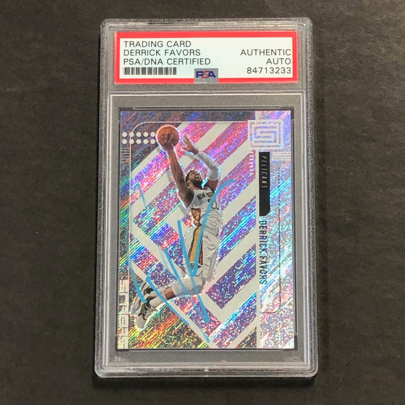 2019-20 Panini Status Pink #171 DERRICK FAVORS Signed Card AUTO PSA Slabbed Pelicans