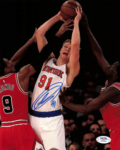 Mindaugas Kuzminskas signed 8x10  photo PSA/DNA New York Knicks Autographed