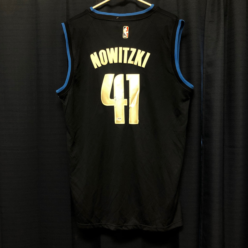 Autographed dirk nowitzki sales jersey