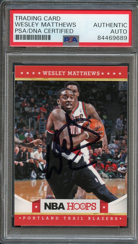 2012-13 NBA Hoops #126 Wesley Matthews Signed Card AUTO PSA Slabbed